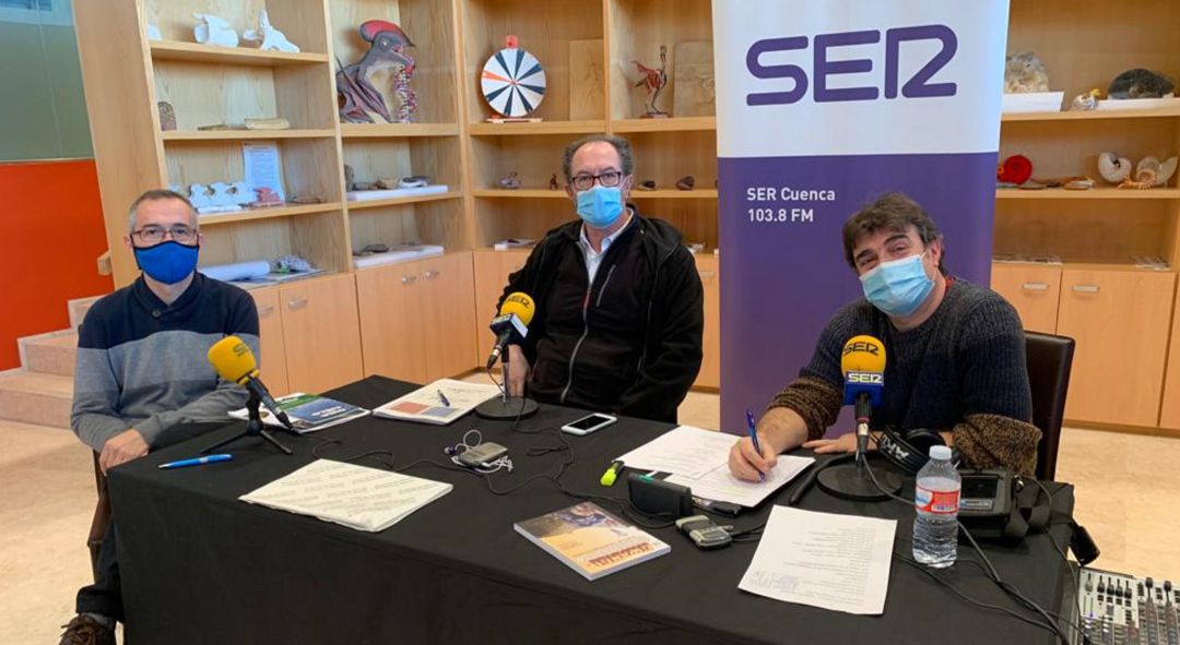 De izquierda a derencha, José María Sánchez, astrónomo del Museo de las Ciencias de Castilla-La Mancha; Santiago Langreo, director de ese museo y del regional de Paleontología de Castilla-La Mancha (MUPA), y Paco Auñón, director del programa Hoy por Hoy Cuenca emitido desde el MUPA en una edición especial 'Cuenca, ciudad de museos'. De izquierda a derencha, José María Sánchez, astrónomo del Museo de las Ciencias de Castilla-La Mancha; Santiago Langreo, director de ese museo y del regional de Paleontología de Castilla-La Mancha (MUPA), y Paco Auñón, director del programa Hoy por Hoy Cuenca emitido desde el MUPA en una edición especial 'Cuenca, ciudad de museos'.