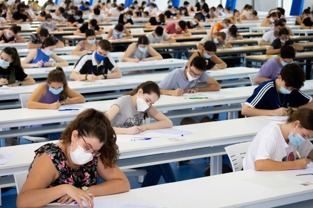 Varios alumnos examinándose en la Universidad. Varios alumnos examinándose en la Universidad.