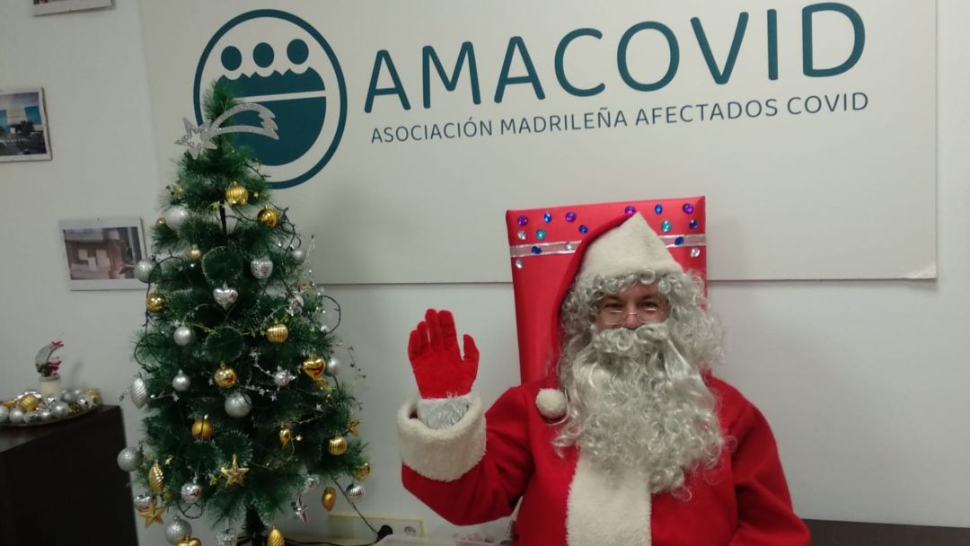 Papá Noel recibiendo a los más pequeños Papá Noel recibiendo a los más pequeños