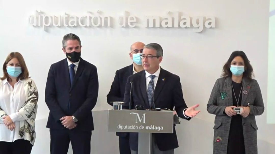 Salado junto con los cuatro vicepresidentes de la institución provincial Salado junto con los cuatro vicepresidentes de la institución provincial
