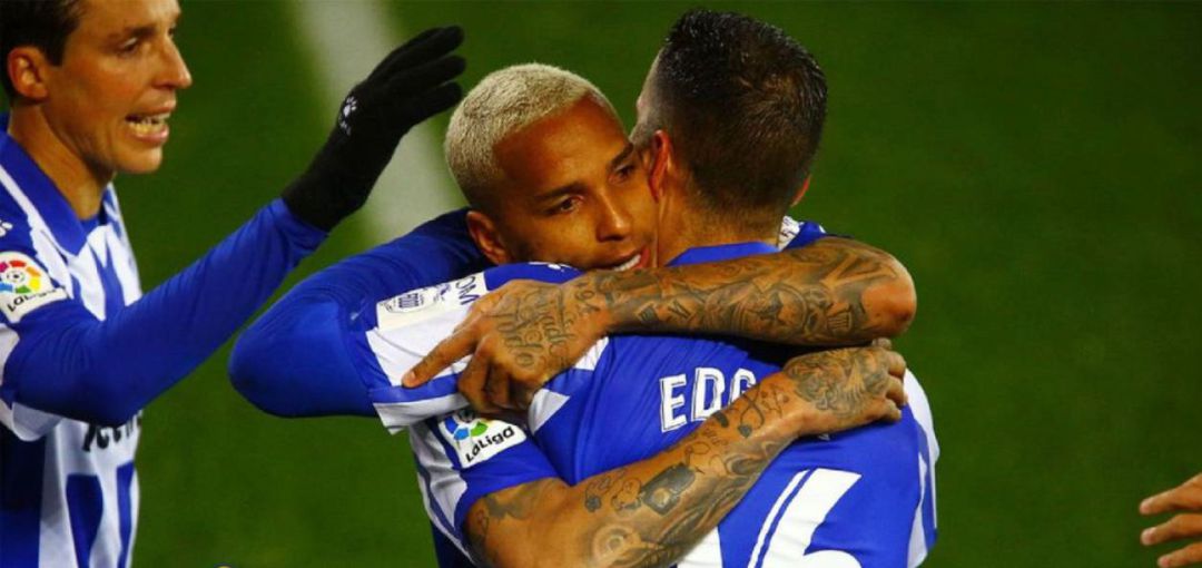 Los compañeros felicitan a Deyverson tras el 2-1. Los compañeros felicitan a Deyverson tras el 2-1.