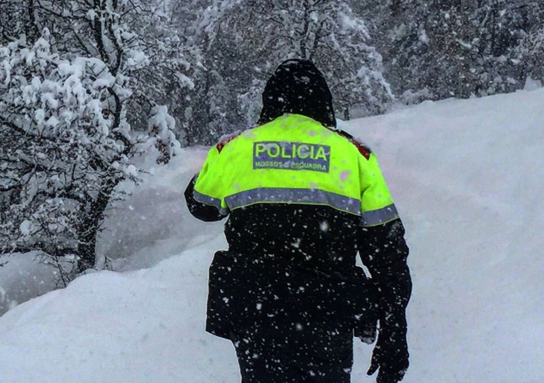 Mosso d'Esquadra caminant per la neu Mosso d'Esquadra caminant per la neu