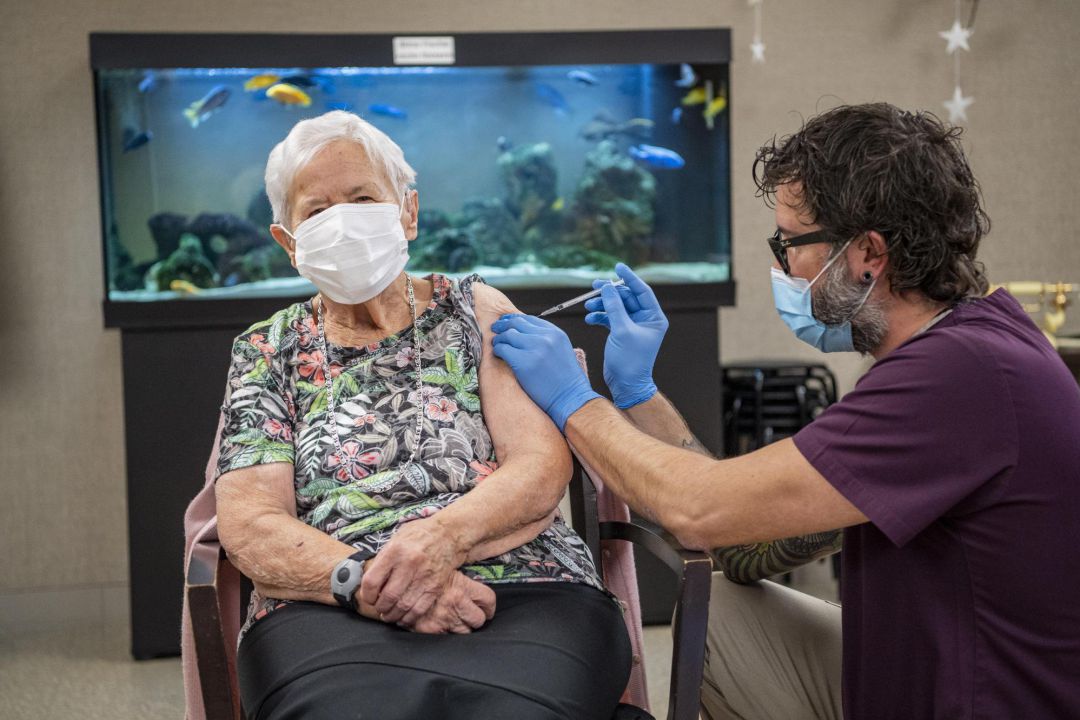 Una mujer de 90 años se convierte en la primera persona en el cantón de Lucerna en recibir la vacuna de Pfizer-BioNTech contra la Covid-19, este miércoles en Suiza. Una mujer de 90 años se convierte en la primera persona en el cantón de Lucerna en recibir la vacuna de Pfizer-BioNTech contra la Covid-19, este miércoles en Suiza.