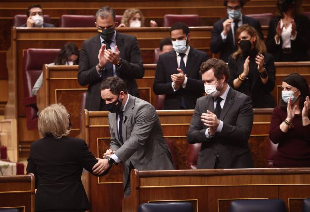 La diputada de Vox, Lourdes Méndez es aplaudida por el presidente de VOX, Santiago Abascal, el portavoz parlamentario de Vox, Iván Espinosa de los Monteros y demás miembros del partido durante una sesión plenaria en el Congreso de los Diputados, en Madrid La diputada de Vox, Lourdes Méndez es aplaudida por el presidente de VOX, Santiago Abascal, el portavoz parlamentario de Vox, Iván Espinosa de los Monteros y demás miembros del partido durante una sesión plenaria en el Congreso de los Diputados, en Madrid