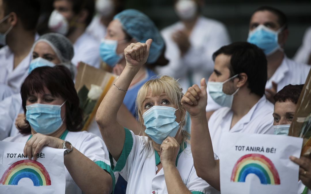 Una sanitaria agradece el apoyo durante el aplauso sanitario. Una sanitaria agradece el apoyo durante el aplauso sanitario.