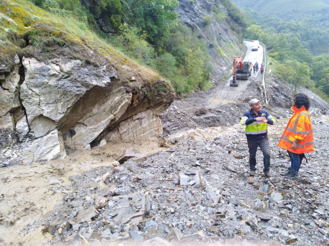 La carretera desaparece literalmente cuando hay precipitaciones intensas desde hace tres años La carretera desaparece literalmente cuando hay precipitaciones intensas desde hace tres años