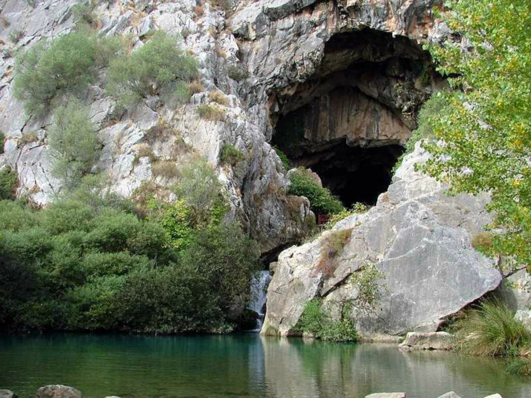 Enclave natural de la 'Cueva del Gato' por donde discurre el río Guadiaro Enclave natural de la 'Cueva del Gato' por donde discurre el río Guadiaro