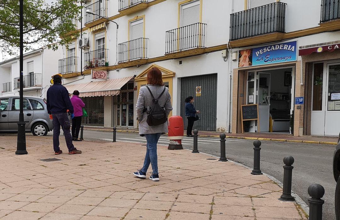 Varios ciudadanos guardan la cola de acceso a un comercio en el barrio 'San Cristóbal' Varios ciudadanos guardan la cola de acceso a un comercio en el barrio 'San Cristóbal'