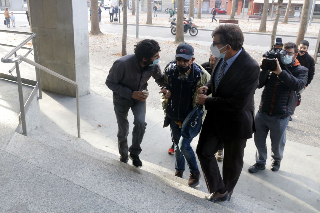 L'entrada del professor als jutjats L'entrada del professor als jutjats