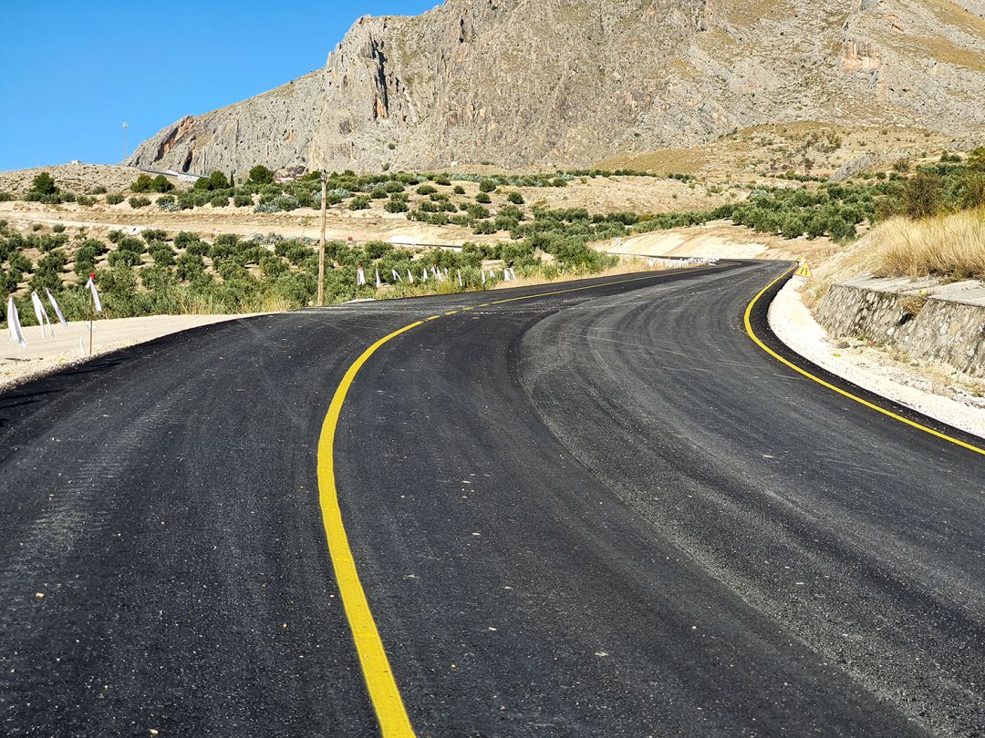 Uno de los tramos de la carretera a Cuadros, una de las actuaciones más significativas del Ayuntamiento de Bedmar, en este año 2.020 Uno de los tramos de la carretera a Cuadros, una de las actuaciones más significativas del Ayuntamiento de Bedmar, en este año 2.020