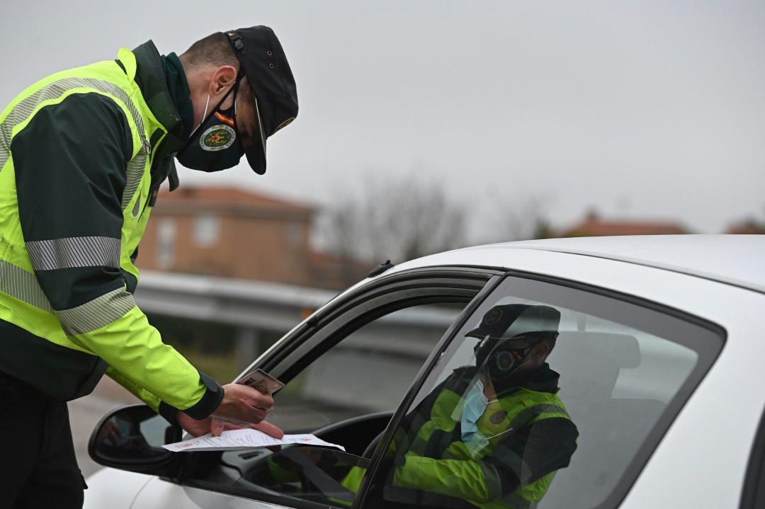 Un guardia civil solicita la documentación a un conductor en un control montado en la A-5. Archivo. Un guardia civil solicita la documentación a un conductor en un control montado en la A-5. Archivo.