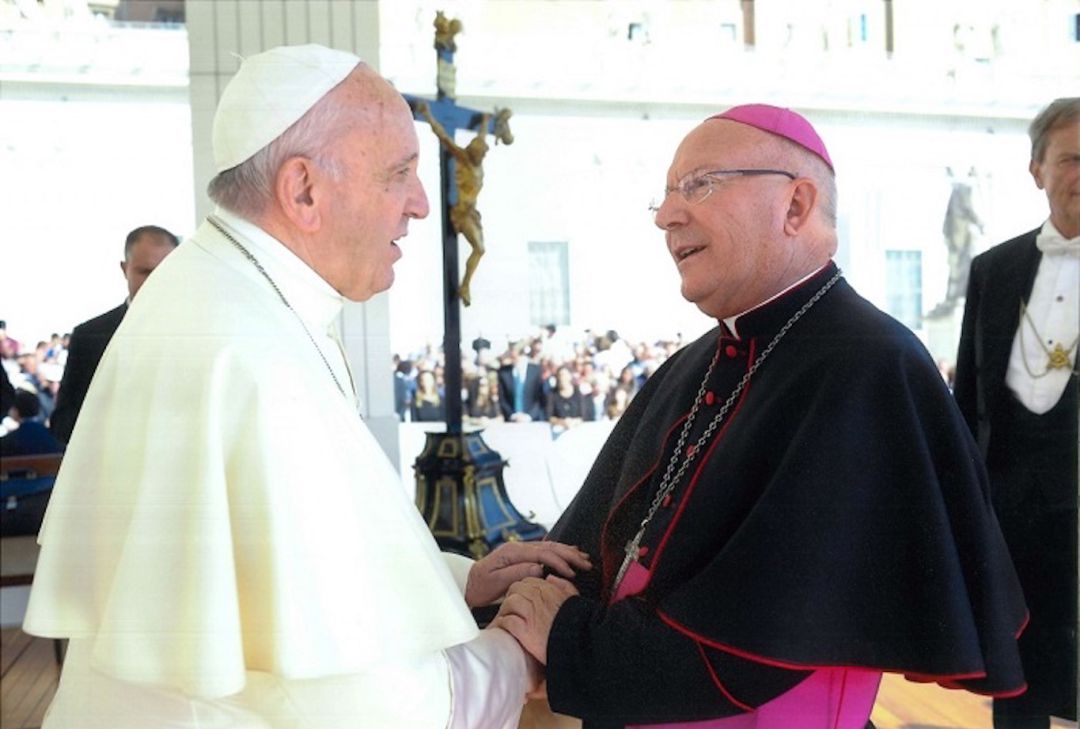 El Papa Francisco saluda al Obispo de Jaén, don Amadeo Rodríguez Magro El Papa Francisco saluda al Obispo de Jaén, don Amadeo Rodríguez Magro