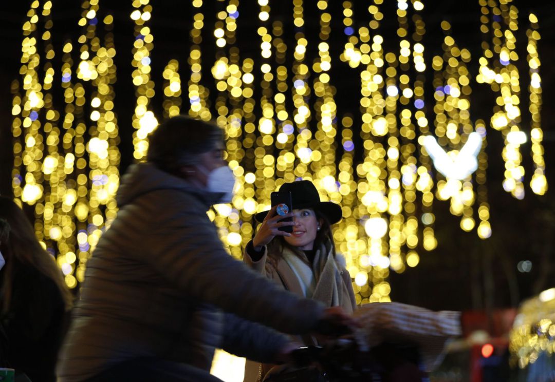 Una persona se fotografía con las luces de Navidad Una persona se fotografía con las luces de Navidad