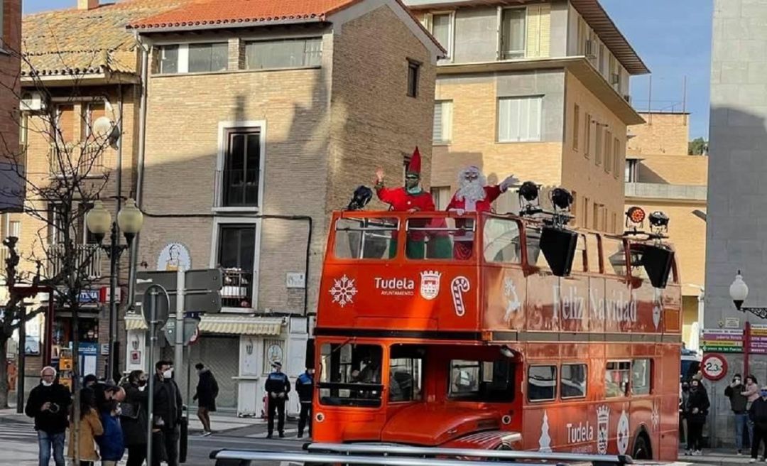 Papa Noel a bordo del autobús británico descapotable por las calles de Tudela Papa Noel a bordo del autobús británico descapotable por las calles de Tudela