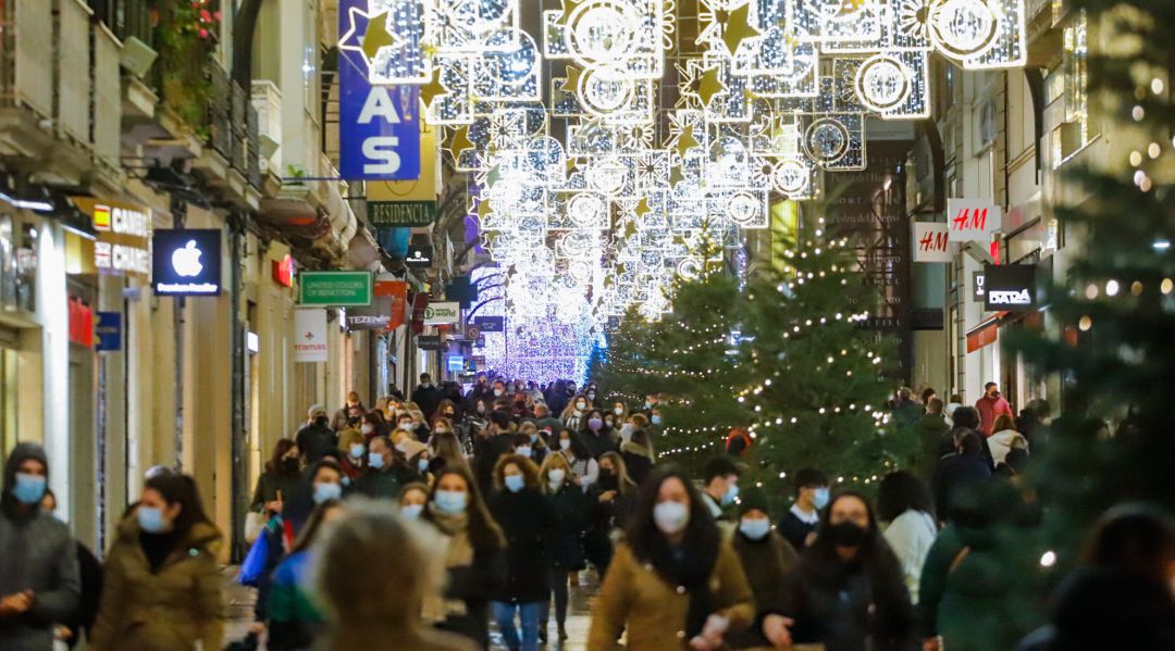 Gente paseando por las calles de Vigo, decoradas con motivos navideños Gente paseando por las calles de Vigo, decoradas con motivos navideños