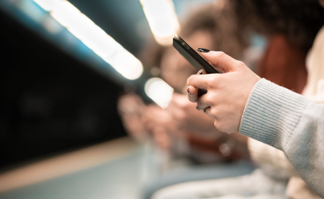 Una mujer usando el teléfono móvil. Una mujer usando el teléfono móvil.