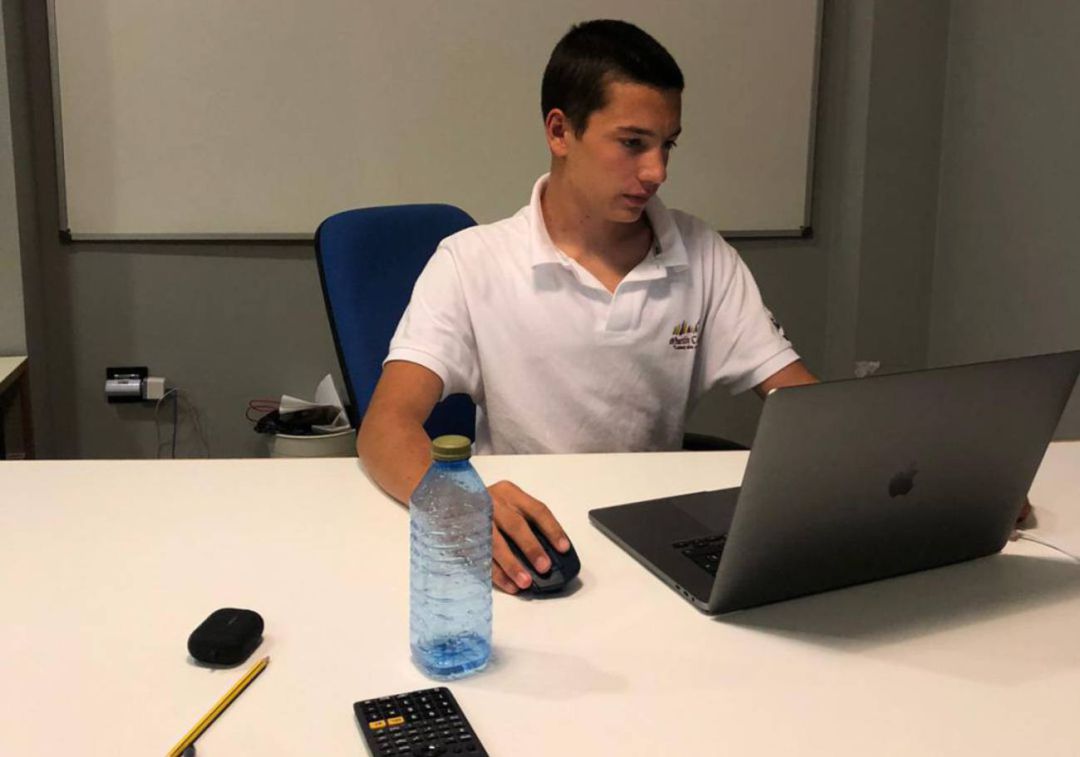 Carlos García, el joven de 17 años que ha sacado adelante un proyecto empresarial durante el confinamiento exportando productos de China. Carlos García, el joven de 17 años que ha sacado adelante un proyecto empresarial durante el confinamiento exportando productos de China.