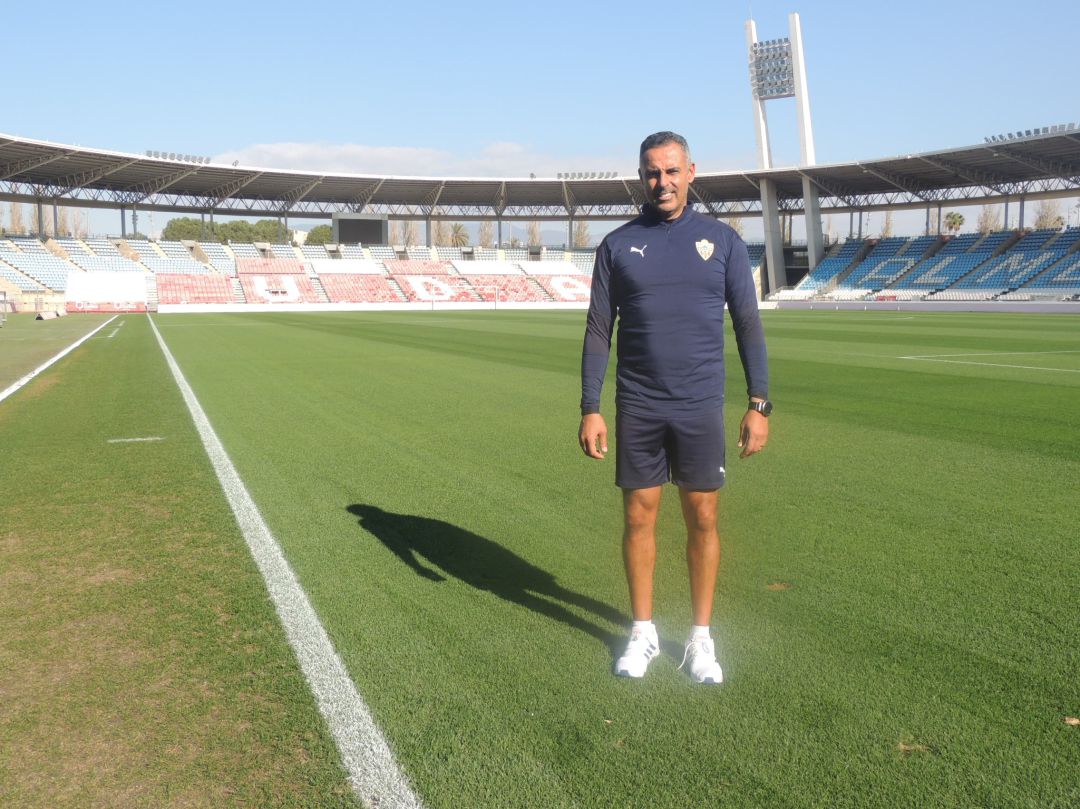José Gomes posa en el césped del Estadio Mediterráneo. José Gomes posa en el césped del Estadio Mediterráneo.