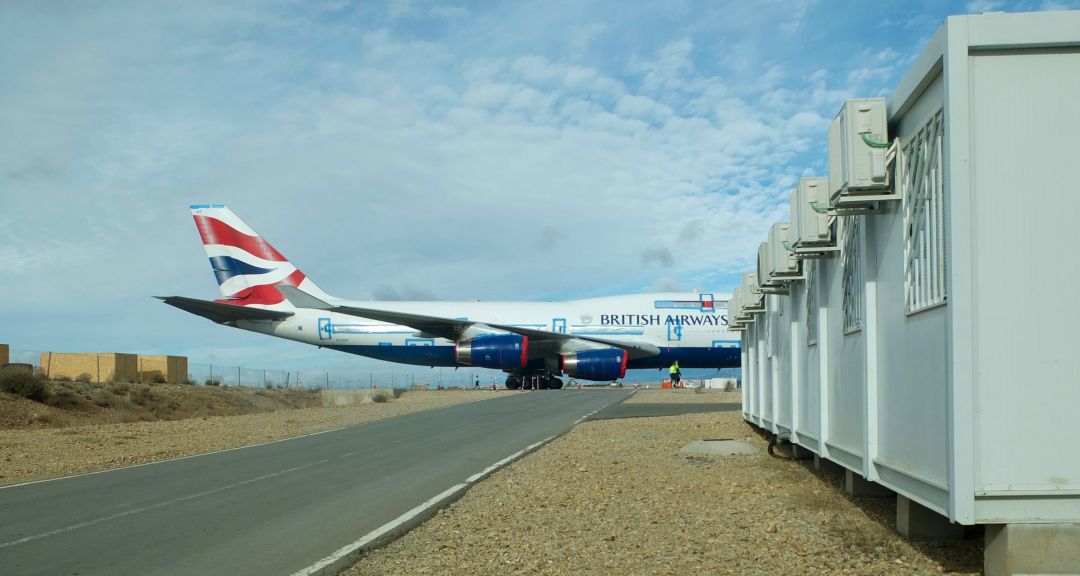 Cola de un avión de la compañía British Airways estacionado en el aeropuerto de Teruel. Cola de un avión de la compañía British Airways estacionado en el aeropuerto de Teruel.