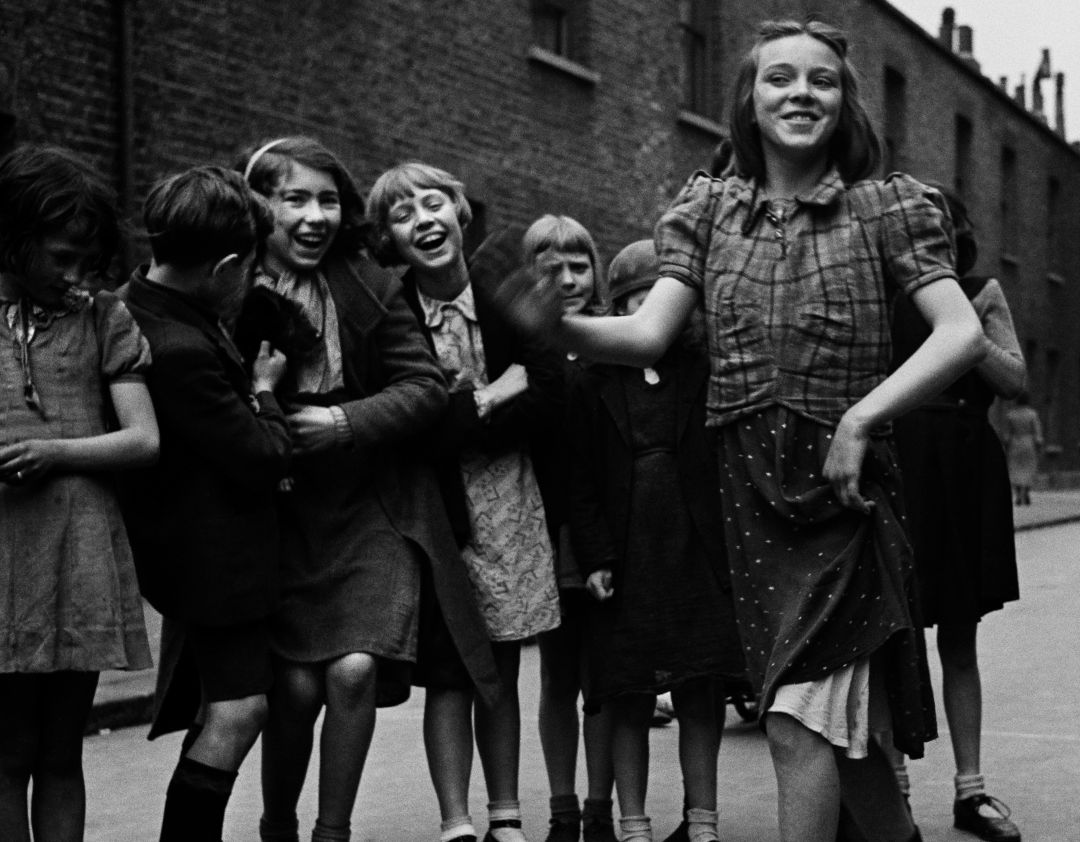 Joven del East End bailando 'The Lambeth Walk', marzo de 1939. Centro de Fotografía Kbr de la Fundación Mapfre, Barcelona Joven del East End bailando 'The Lambeth Walk', marzo de 1939. Centro de Fotografía Kbr de la Fundación Mapfre, Barcelona
