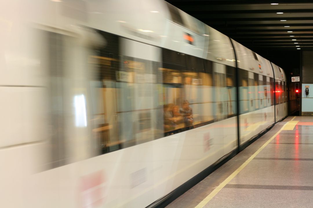 Tren de Metrovalencia a su paso por la estación de Xàtiva, en el centro de València. Tren de Metrovalencia a su paso por la estación de Xàtiva, en el centro de València.