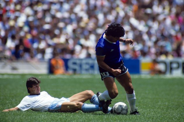 Steve Hodge trata de quitarle la pelota a Maradona en 1986 Steve Hodge trata de quitarle la pelota a Maradona en 1986