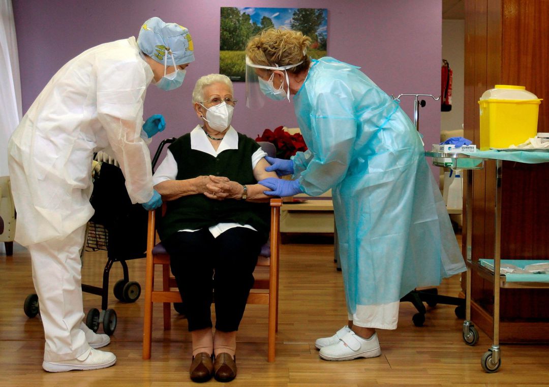 Imagen del histórico momento en que Araceli, de 96 años, recibe la primera vacuna del coronavirus en España. Imagen del histórico momento en que Araceli, de 96 años, recibe la primera vacuna del coronavirus en España.