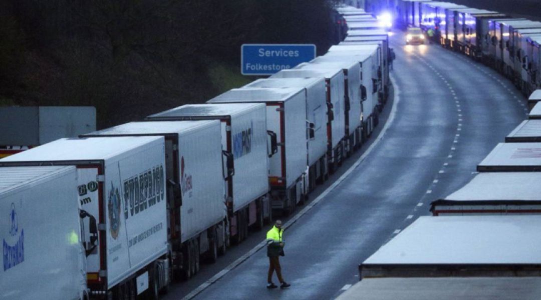 Miles de camioneros quedaron atrapados en Inglaterra Miles de camioneros quedaron atrapados en Inglaterra