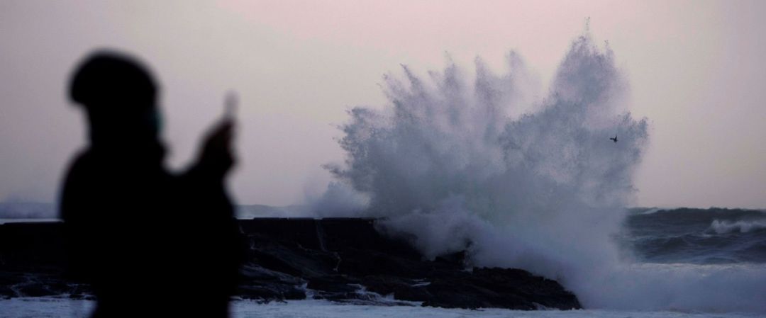 Las olas rompen con fuerza contra las rocas de la costa de A Coruña Las olas rompen con fuerza contra las rocas de la costa de A Coruña