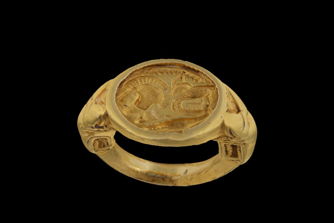 Imagen del anillo de oro, procedente del yacimiento de Las Zanjas en Alcubillas y que se puede admirar en el Museo Provincial de Ciudad Real Imagen del anillo de oro, procedente del yacimiento de Las Zanjas en Alcubillas y que se puede admirar en el Museo Provincial de Ciudad Real