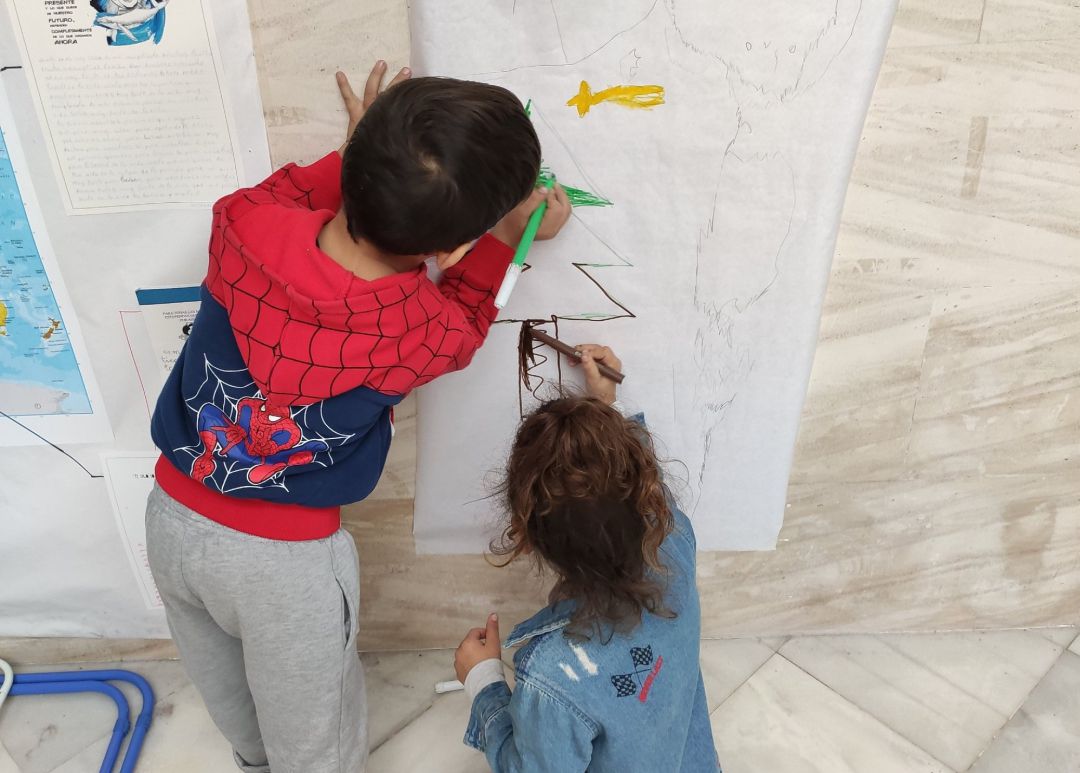 Unos niños participan en una actividad educativa. Unos niños participan en una actividad educativa.