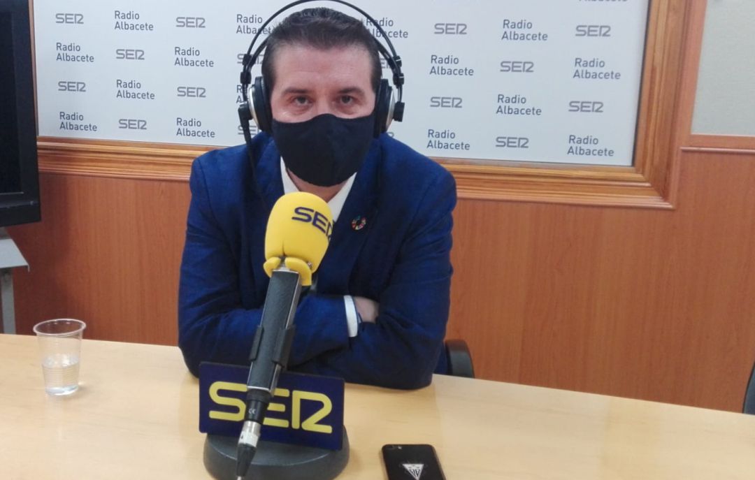 Santiago Cabañero, en los estudios de Radio Albacete Santiago Cabañero, en los estudios de Radio Albacete