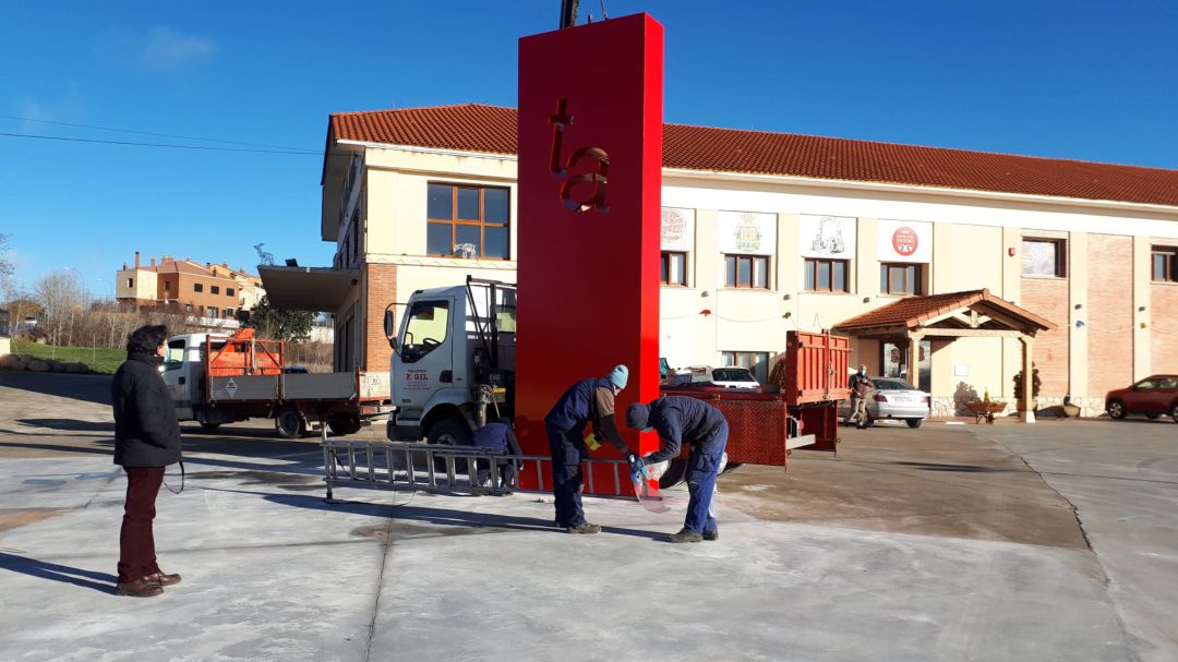 Delso, a la izquierda, asiste a la instalación de su escultura Delso, a la izquierda, asiste a la instalación de su escultura