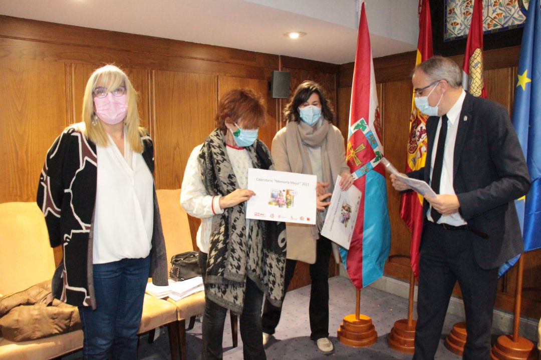 El alcalde de Ponferrada, Olegario Ramón (dcha) y la concejala de Bienestar Social, María Luisa Varela (izq) junto a las responsables del proyecto (centro) El alcalde de Ponferrada, Olegario Ramón (dcha) y la concejala de Bienestar Social, María Luisa Varela (izq) junto a las responsables del proyecto (centro)