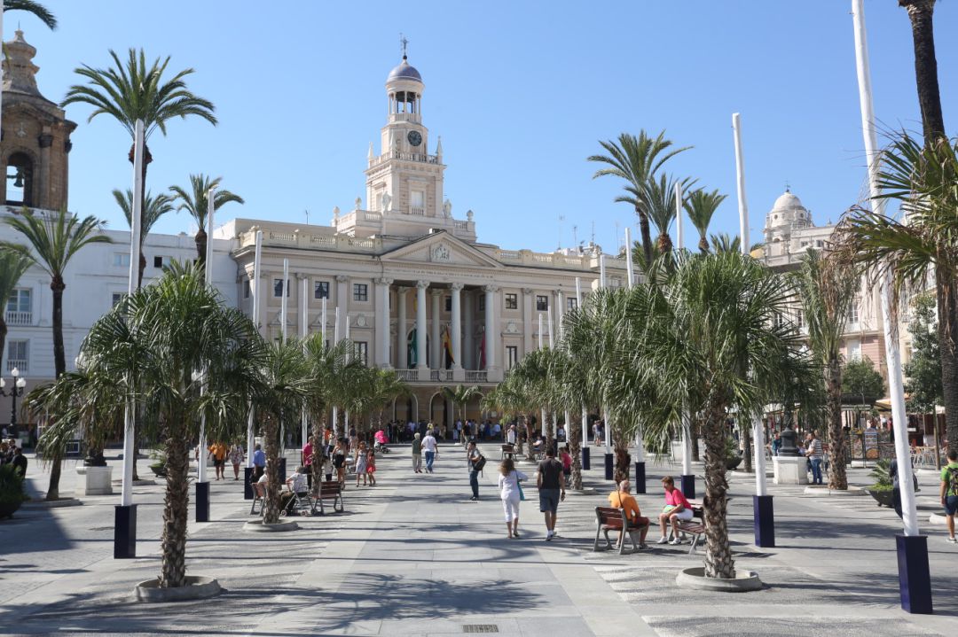 Imagen de la plaza de San Juan de Dios, con el Ayuntamiento de Cádiz al fondo Imagen de la plaza de San Juan de Dios, con el Ayuntamiento de Cádiz al fondo
