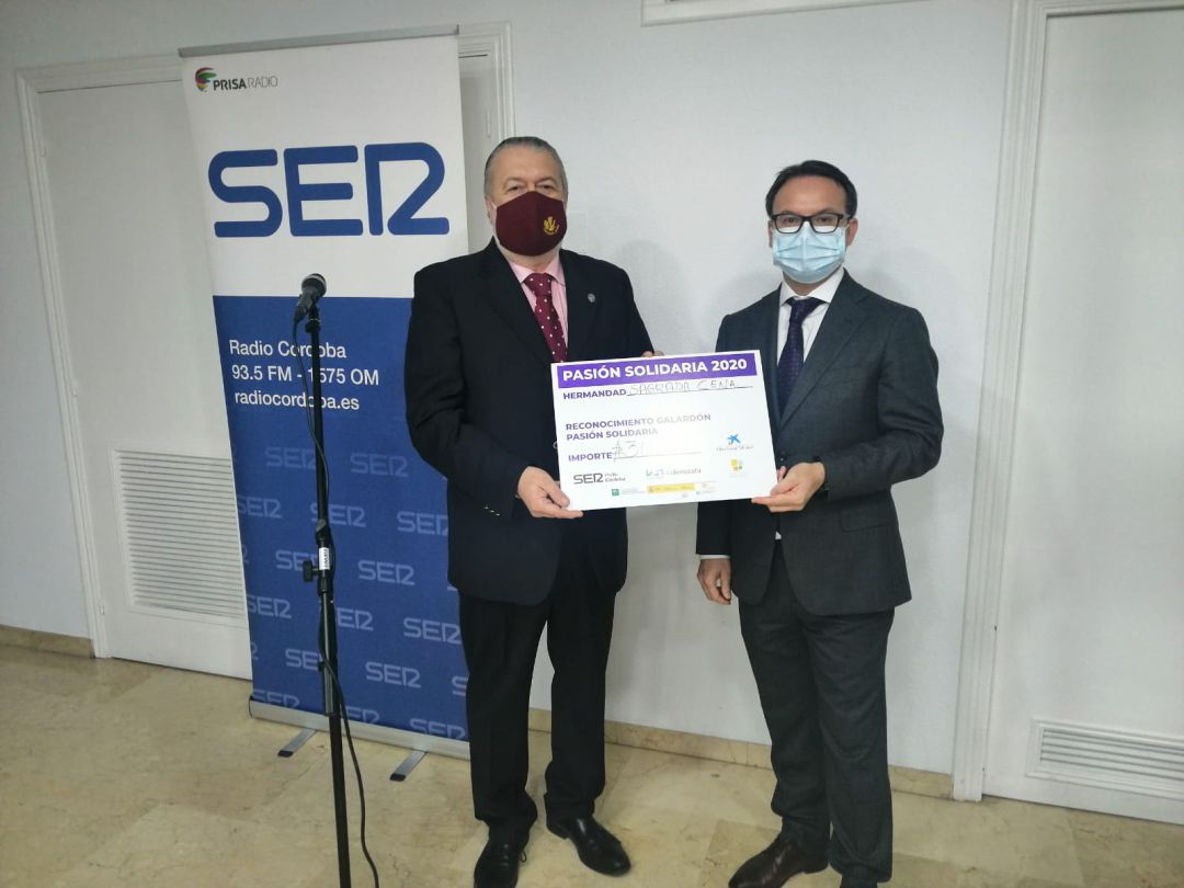 Manuel Bonilla recoge el premio de manos de Javier Aznar, de Caixabank. Manuel Bonilla recoge el premio de manos de Javier Aznar, de Caixabank.