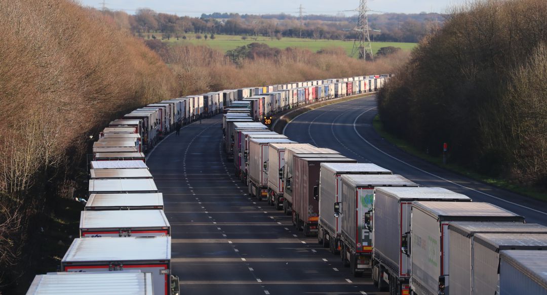 Camiones alineados en la M20 cerca de Ashford, Kent, donde cientos de viajeros pasaron el día de Navidad mientras esperaban para reanudar su viaje hacia el puerto de Dover Camiones alineados en la M20 cerca de Ashford, Kent, donde cientos de viajeros pasaron el día de Navidad mientras esperaban para reanudar su viaje hacia el puerto de Dover