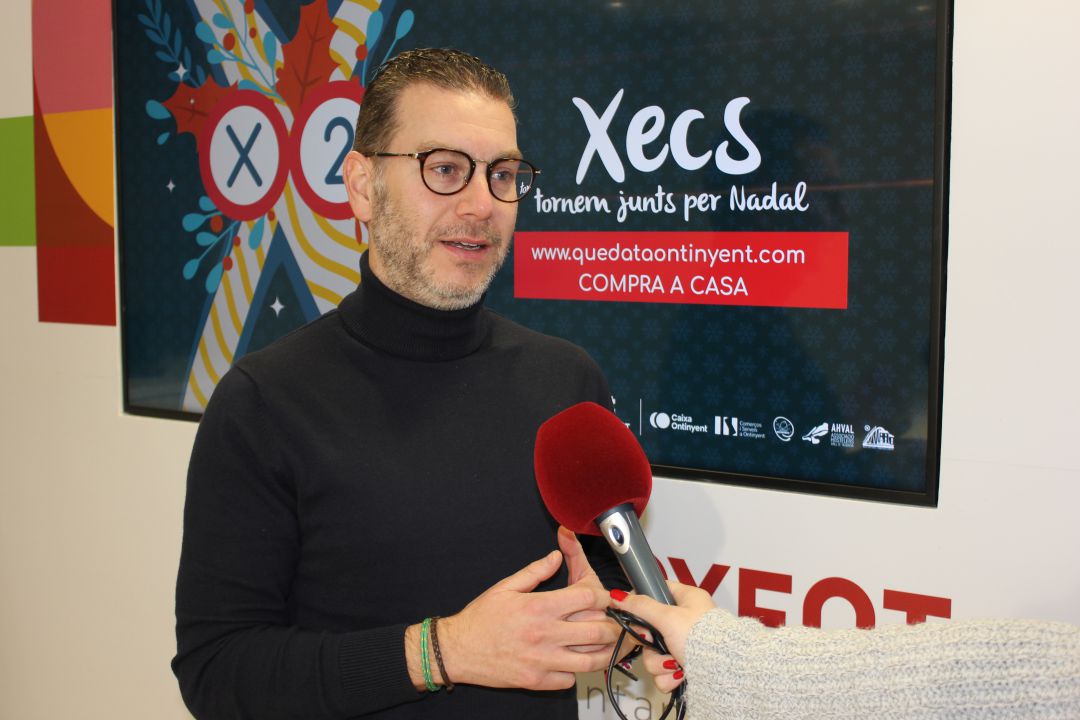 Pablo Úbeda explica l'última tanda dels xecs. Foto d'arxiu Pablo Úbeda explica l'última tanda dels xecs. Foto d'arxiu