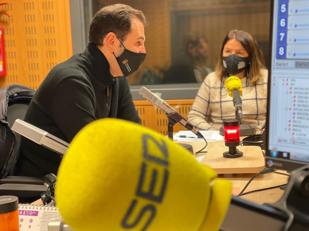 Mario Simón en los estudios de Radio Palencia Mario Simón en los estudios de Radio Palencia