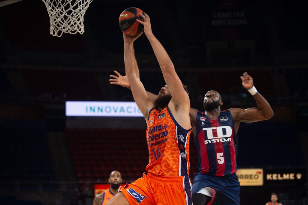 Bojan Dubljevic anota una canasta ante Baskonia Bojan Dubljevic anota una canasta ante Baskonia