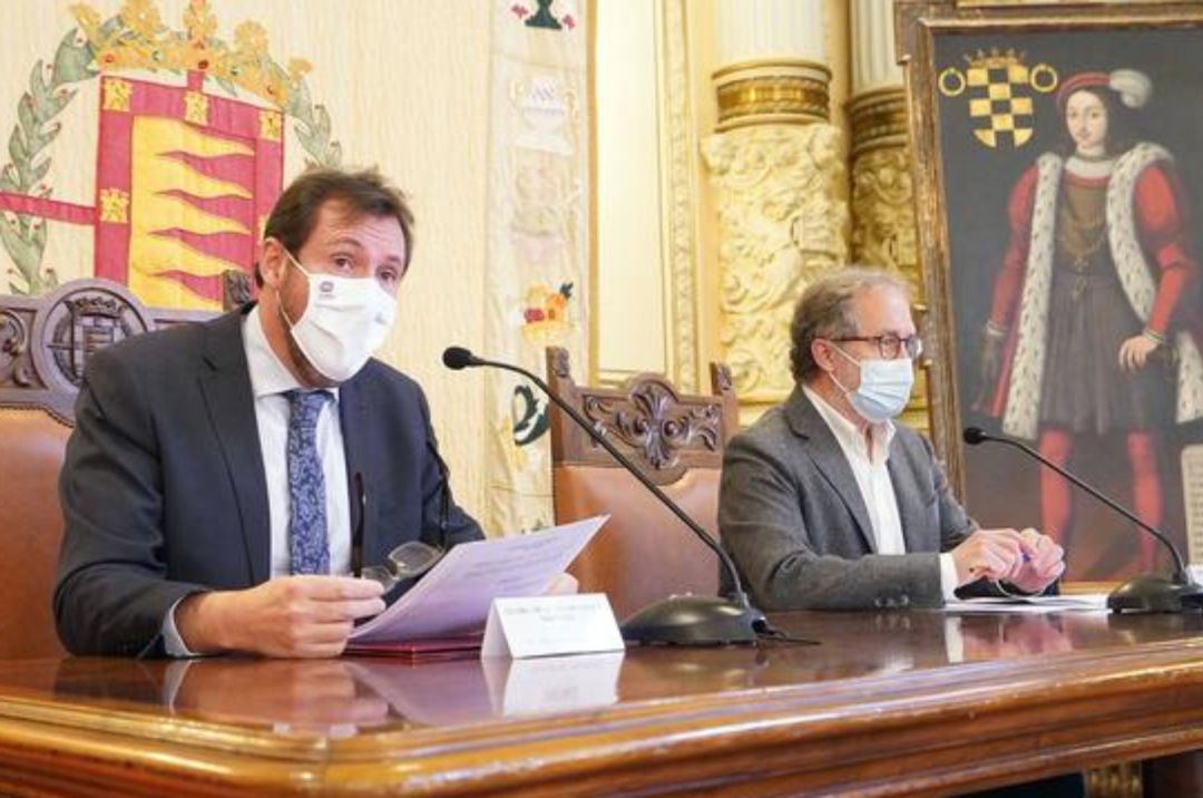 Óscar Puente y Manuel Saravia durante la rueda de prensa en al que dan a conocer las actuaciones en la red ferroviaria Óscar Puente y Manuel Saravia durante la rueda de prensa en al que dan a conocer las actuaciones en la red ferroviaria