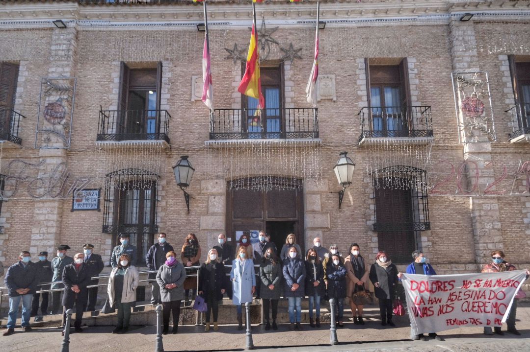 A las puertas del Ayuntamiento de Villarrubia se ha guardado un minuto de silencio A las puertas del Ayuntamiento de Villarrubia se ha guardado un minuto de silencio
