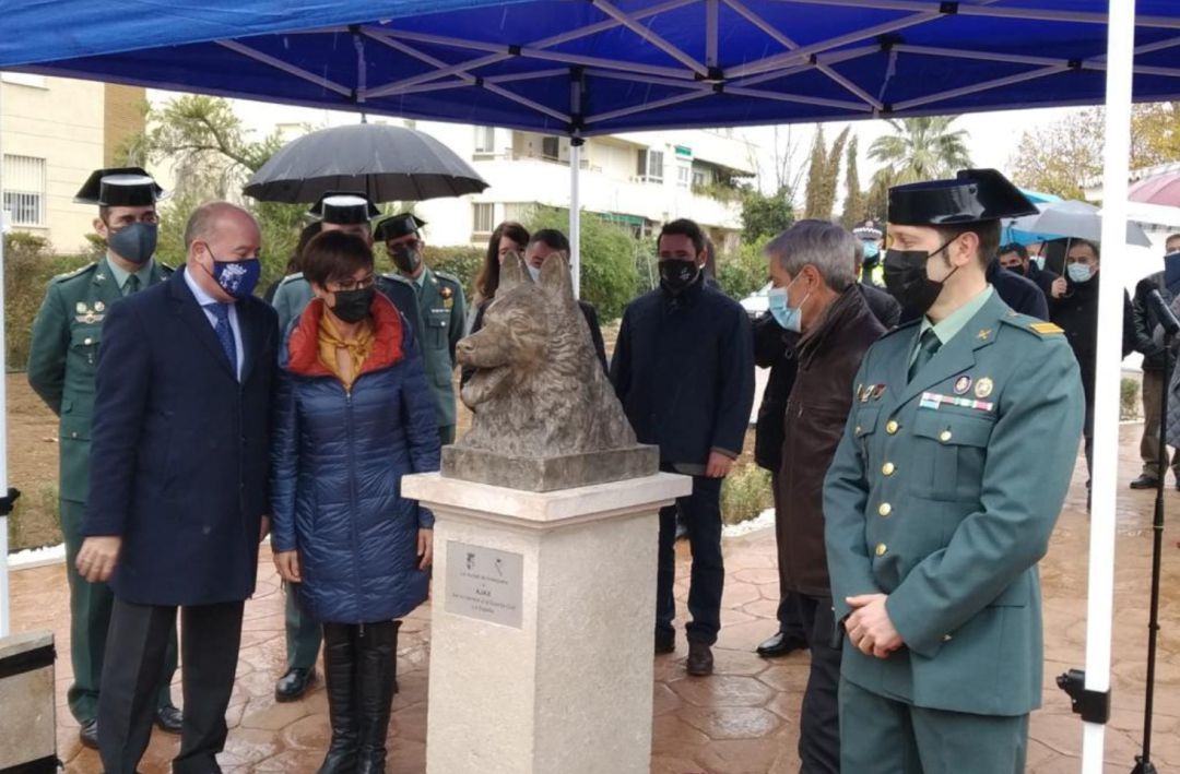María Gámez junto al alcalde de Antequera, Manuel Barón, durante el descubrimiento de la estatua en la localidad malagueña María Gámez junto al alcalde de Antequera, Manuel Barón, durante el descubrimiento de la estatua en la localidad malagueña