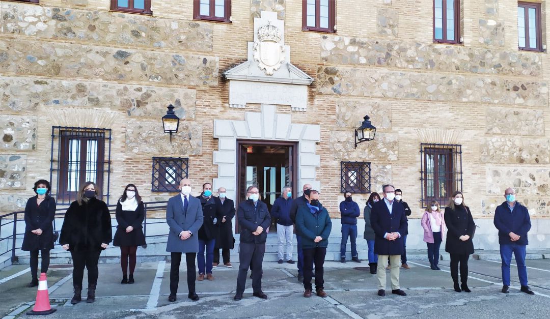 Minuto de silencio en la puerta de las Cortes Minuto de silencio en la puerta de las Cortes