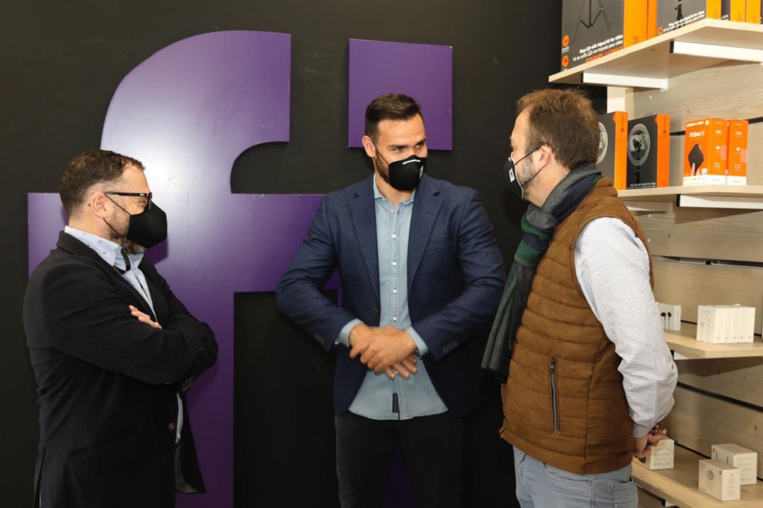 Saúl Craviotto inaugurando la tienda de Vitoria. Saúl Craviotto inaugurando la tienda de Vitoria.