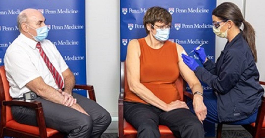 Katalin Karikó, junto a su compañero de equipo Drew Weissman, recibe su primera dosis de la vacuna de Pfizer-BioNTech contra la COVID-19 Katalin Karikó, junto a su compañero de equipo Drew Weissman, recibe su primera dosis de la vacuna de Pfizer-BioNTech contra la COVID-19