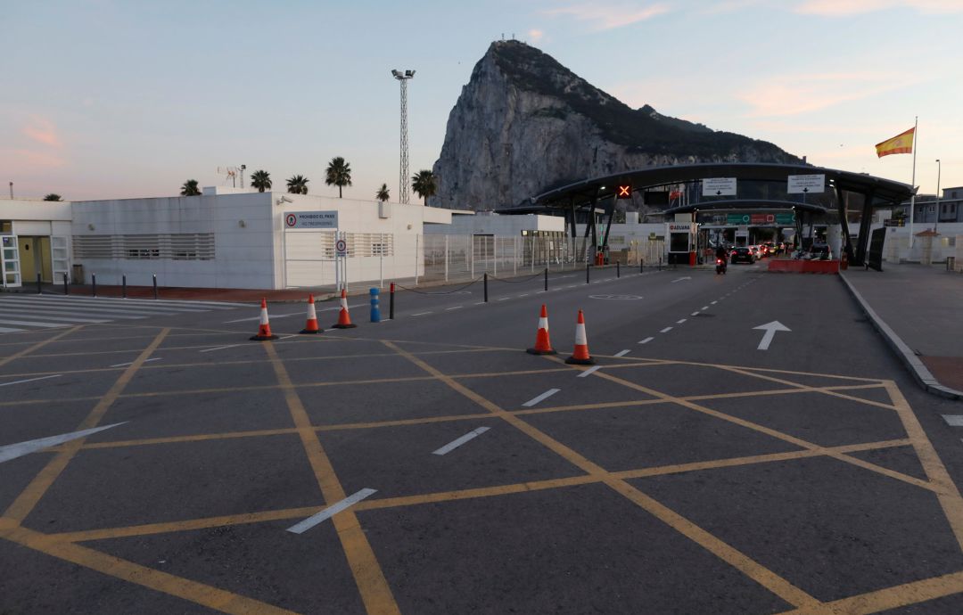 La frontera de Gibraltar, con el Peñón al fondo La frontera de Gibraltar, con el Peñón al fondo