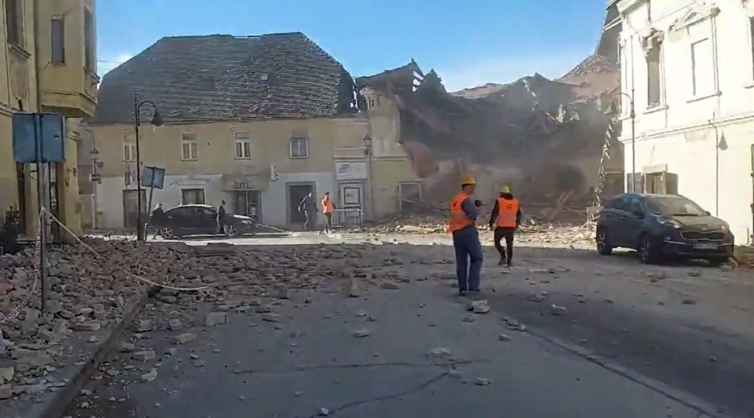 Calles de Petrinja, en Croacia, después de que la ciudad fuera golpeada por un terremoto de magnitud 6,4 Calles de Petrinja, en Croacia, después de que la ciudad fuera golpeada por un terremoto de magnitud 6,4