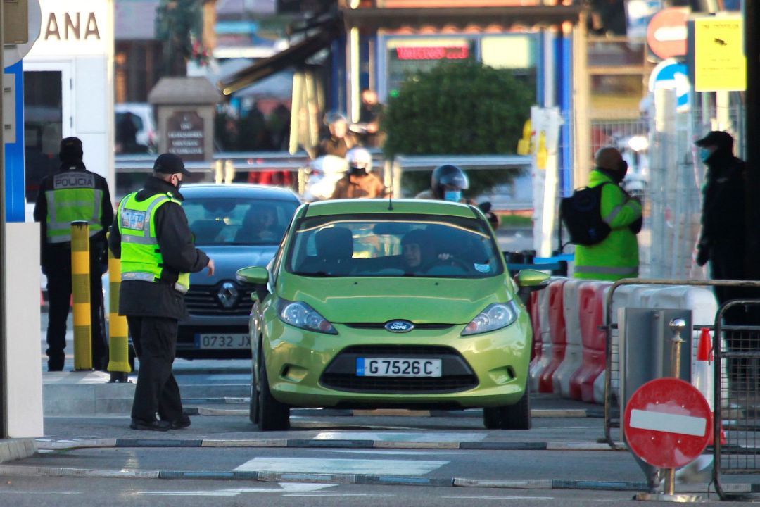 Un policía de Gibraltar controla la entrada de vehículos en la colonia inglesa.
Un policía de Gibraltar controla la entrada de vehículos en la colonia inglesa.