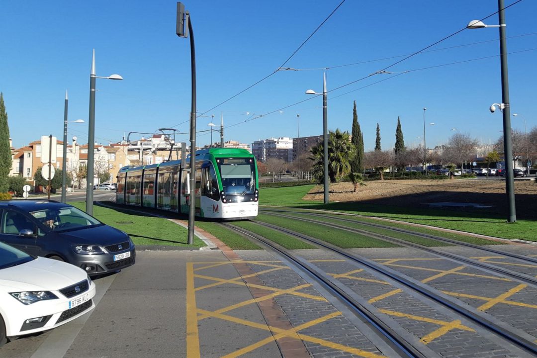 Uno de los trenes del metro de Granada en una rotonda con más visibilidad tras las obras llevadas a cabo por la Junta de Andalucía Uno de los trenes del metro de Granada en una rotonda con más visibilidad tras las obras llevadas a cabo por la Junta de Andalucía